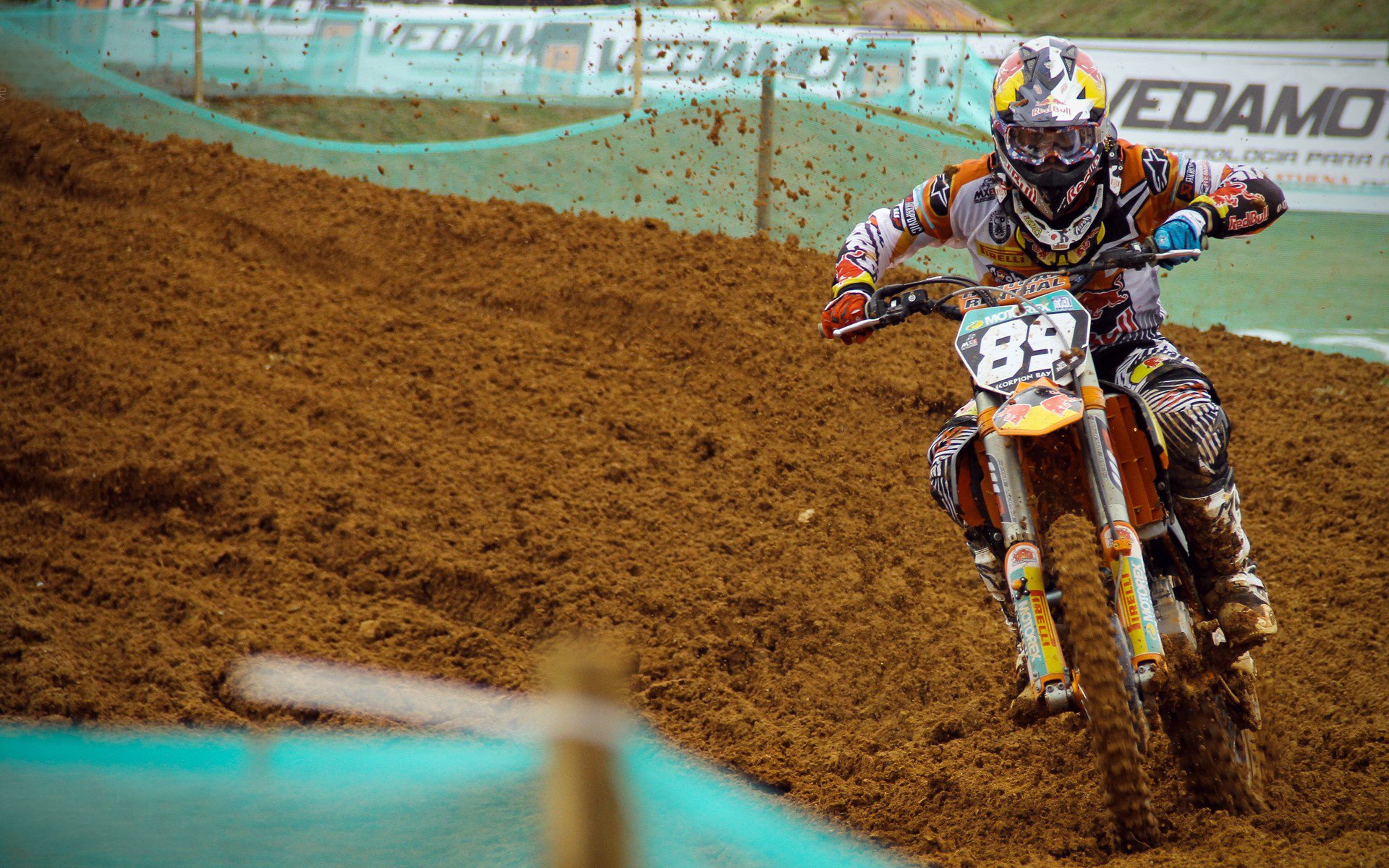 “高新体育中心:网球选手挑战赛场,激战正酣”