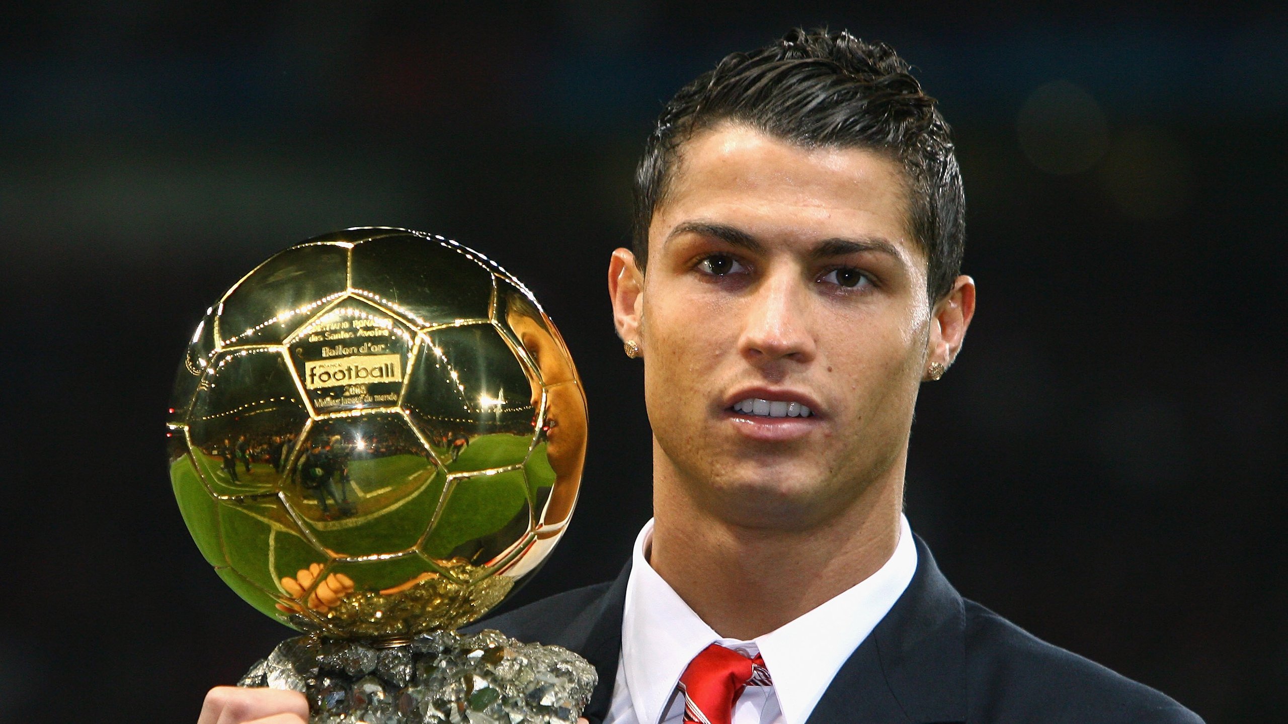 广东队保持联动防守形成压迫式包夹战术